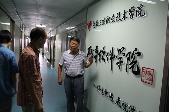 校長游敏（右一）、董事長陳相陽（右二）查看教學(xué)場(chǎng)所